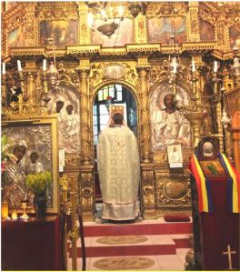 Parintele Mihai Gojgar in fata altarului